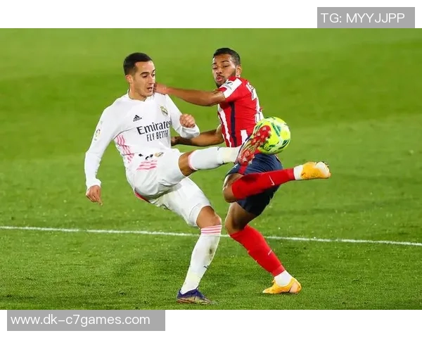 足球明星与家人共同庆祝荣誉时刻温馨画面展现家庭凝聚力